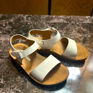 mini Moda, toddler girl, white sandals, used size 7 like new